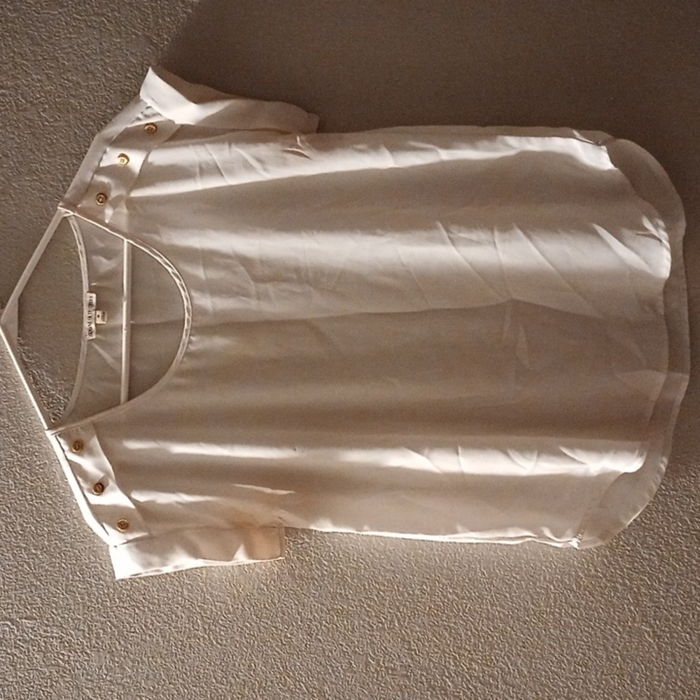 This white nice shirt barely used pretty comfy and very cute style